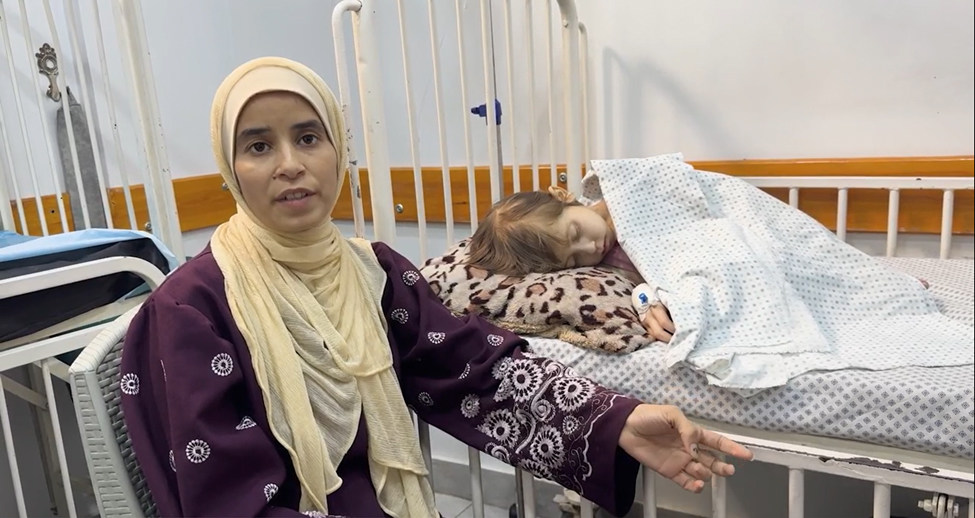 La madre de Jana Ayed, Nesma, sentada junto a su cama de hospital cuando estaba siendo tratada por desnutrición.